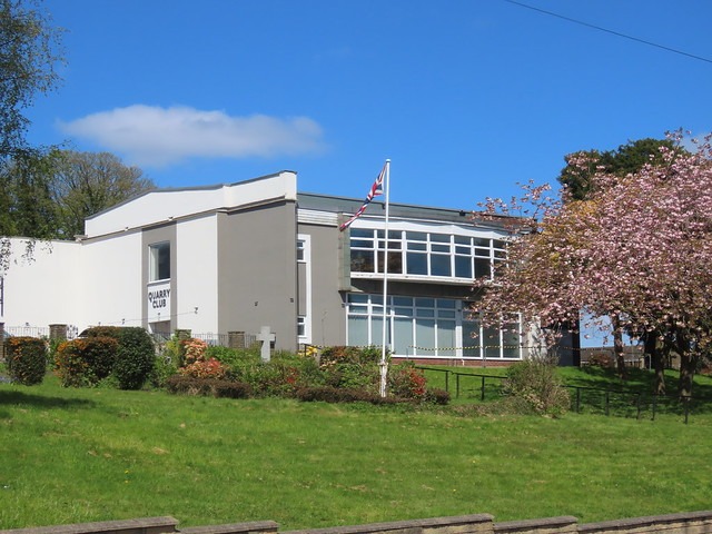 The Quarry Club, lawn and flowering tree in Northfield